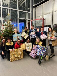 Dezember 21 Im Einsatz für Kinderweihnachtswünsche 01